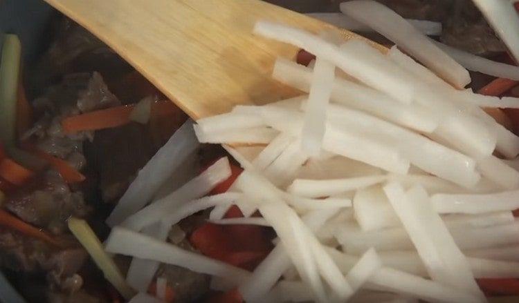 Add the radish from the cauldron to the meat.