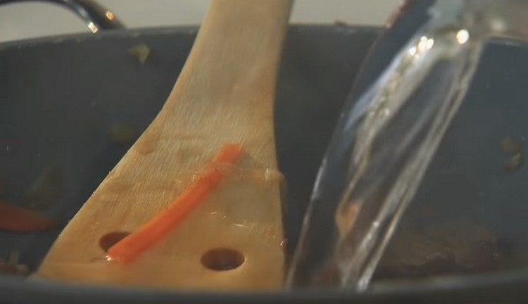 In the cauldron, add meat and stew to meat with vegetables.