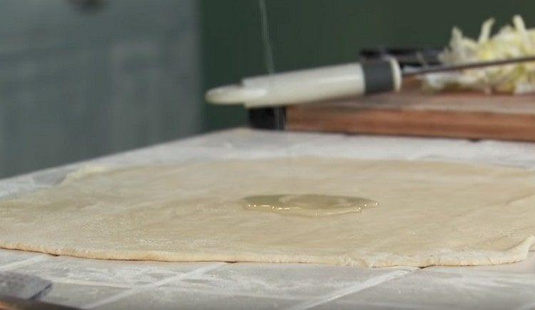 Lubricate the dough with vegetable oil.