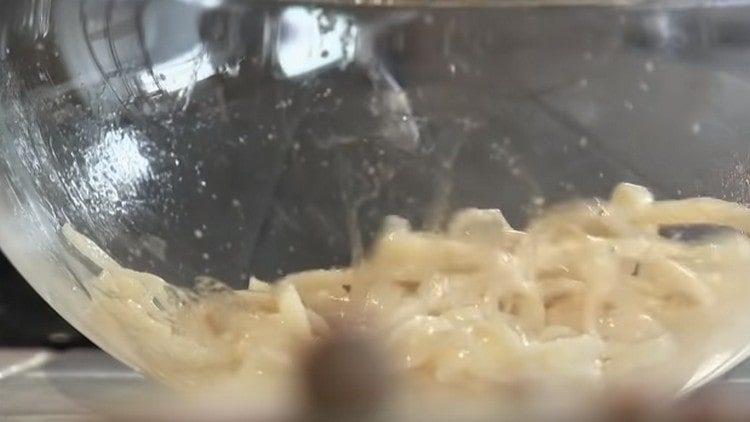 Add a little vegetable oil to the noodles.