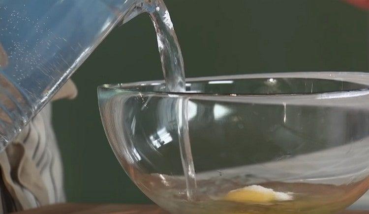 In the bowl, beat the egg, add salt and water.