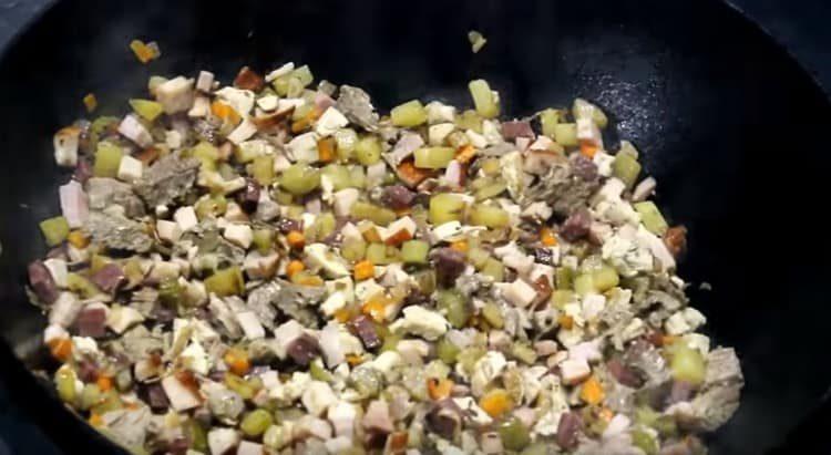 Add the meat ingredients and mix everything.