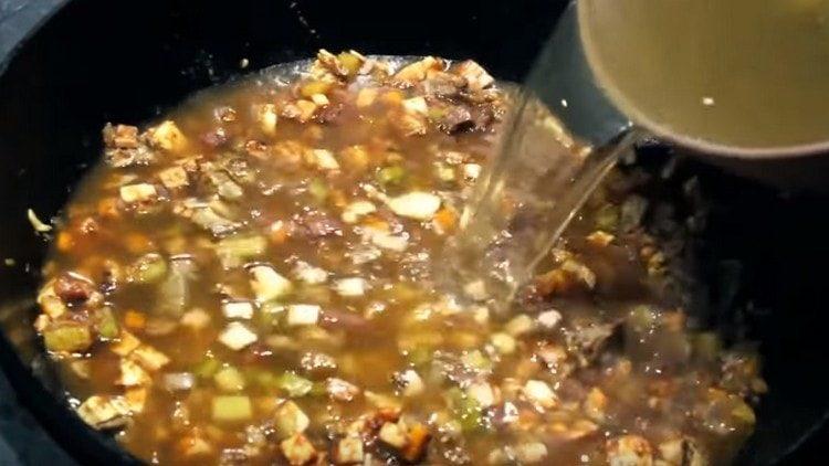 Add the ribs and broth in which they were cooked to the hodgepodge.