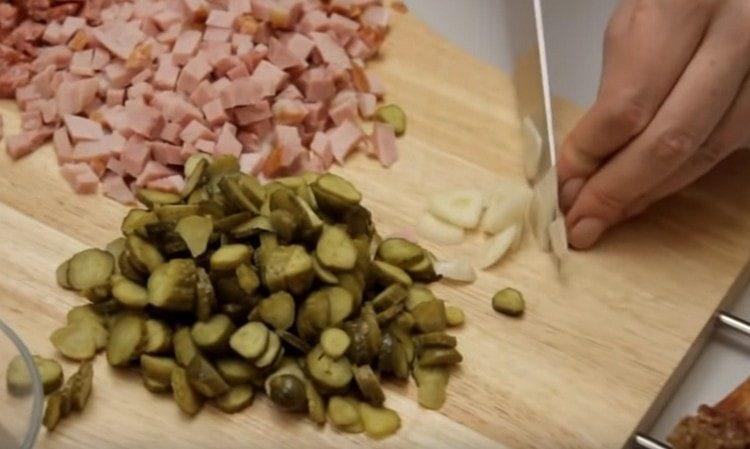 Cut the garlic into thin slices.