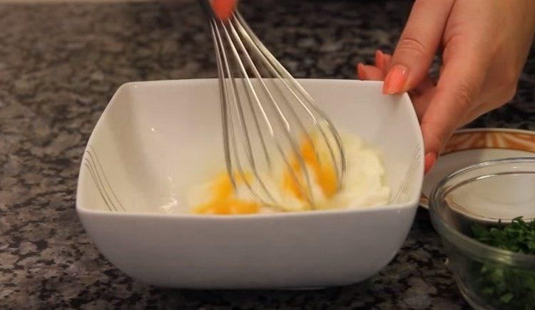 Mix the egg with sour cream.