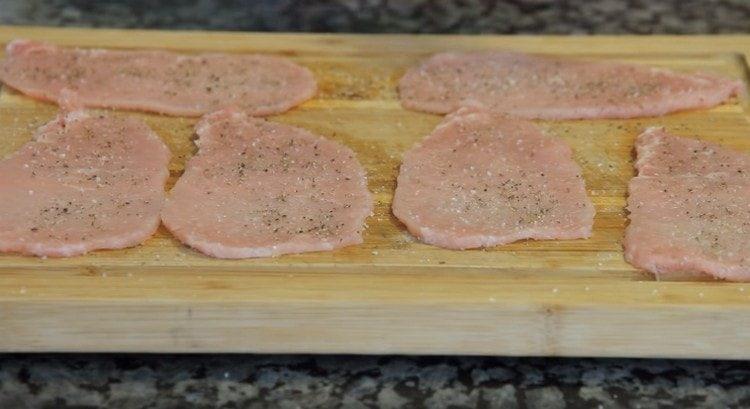 Salt and pepper the pieces of meat.