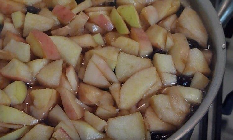 Bring the compote to a boil.