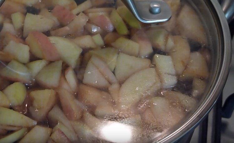 We cover the pan with a lid and let the compote brew.