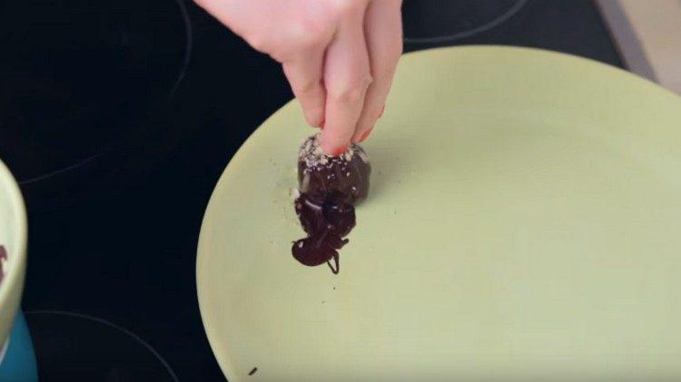 sprinkle candy with hazelnuts.