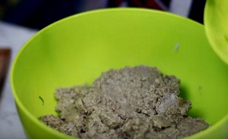 Grind the mushroom mass with a blender.