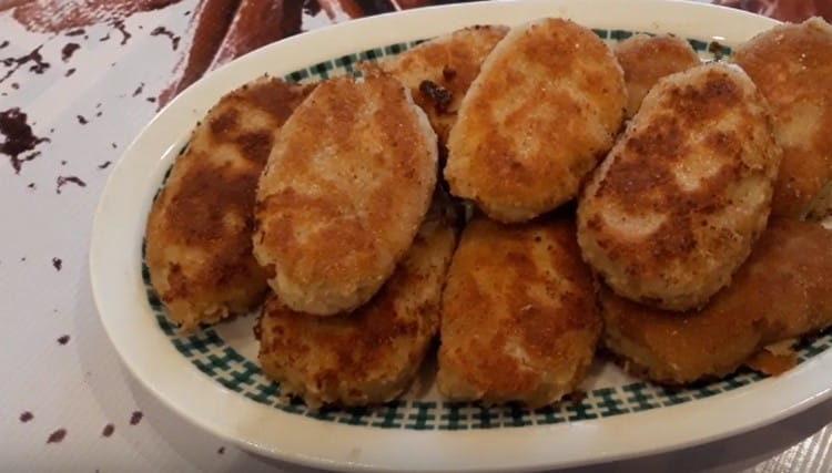 such mashed potato cutlets are very tasty.