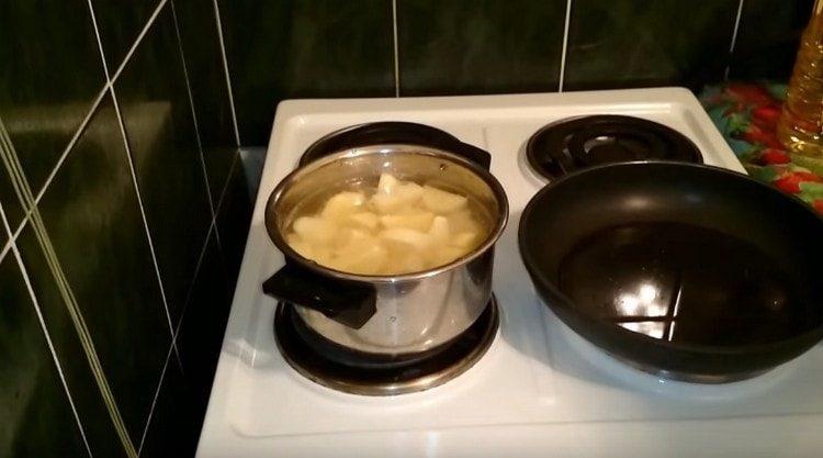 We put potatoes to cook.