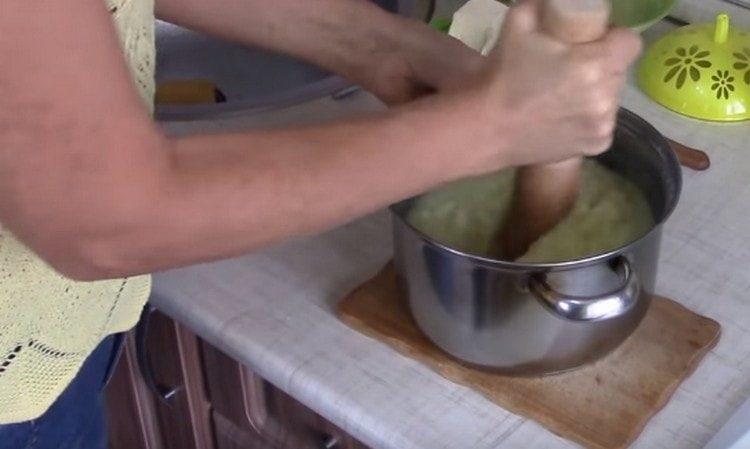 Knead the mashed potatoes.