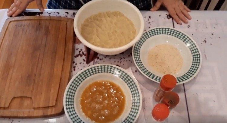 Separately, beat the egg, pour breadcrumbs on a plate.