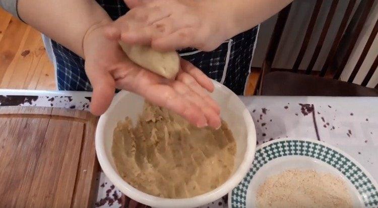 We form cutlets from mashed potatoes.