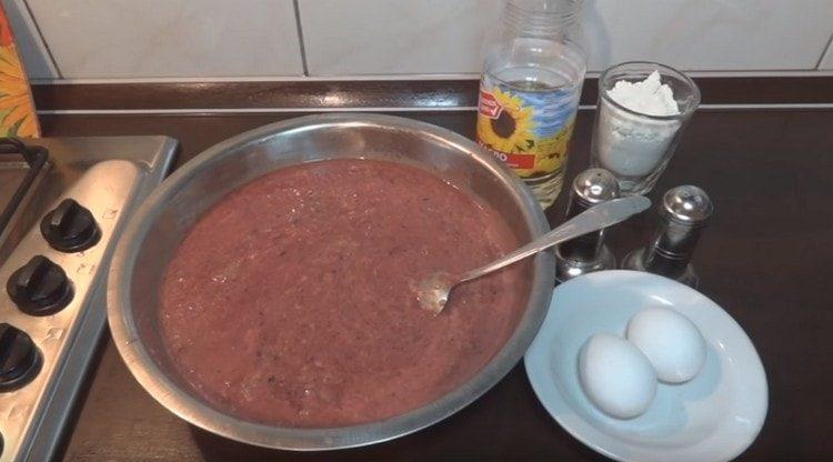 We also pass the liver through a meat grinder, mix it with onions, garlic, spices, eggs.