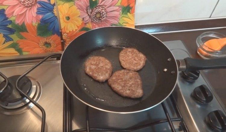 Fry the liver patties on both sides.