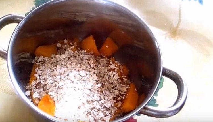 Add oatmeal to the pumpkin.