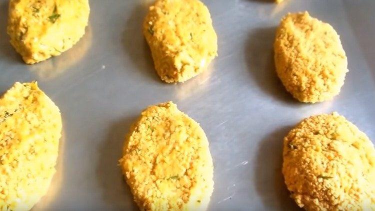 We form cutlets, roll them in breadcrumbs and spread on a baking sheet.