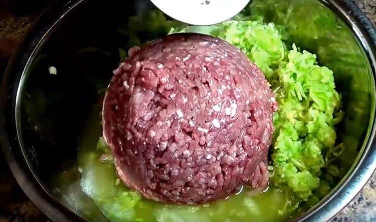 Add the minced meat to the squash mass.