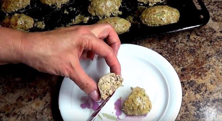 These juicy and tender cutlets with zucchini and minced meat can be prepared according to this recipe.