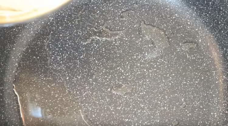 We heat the vegetable oil in a pan.