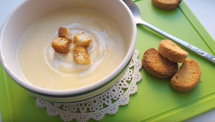 Serve this cauliflower cream soup with croutons.