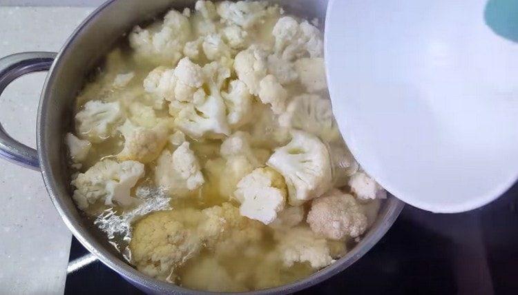 Pour the vegetables with water.