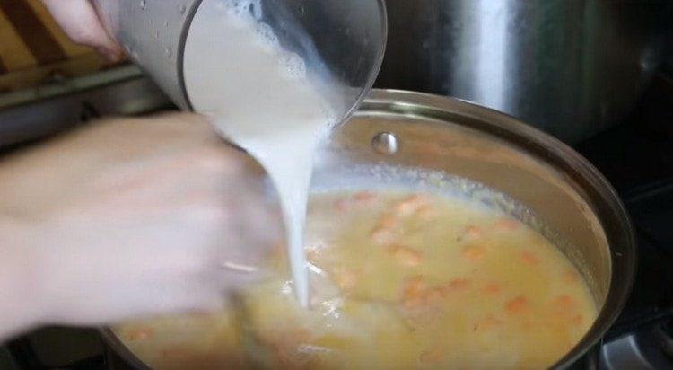 Add pumpkin, milk, sugar to the porridge.