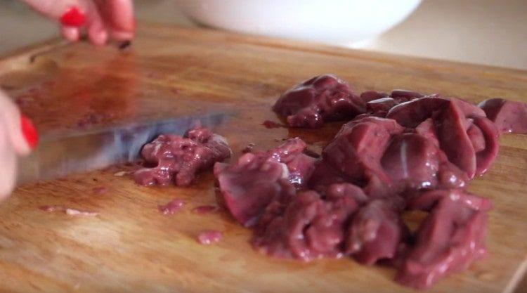 We wash the chicken liver and cut it into pieces.