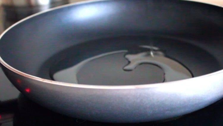 We heat the vegetable oil in a pan.