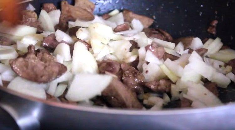 Add the onions to the pan to the liver.
