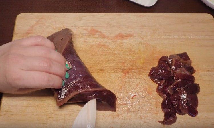 Cut the liver into pieces.