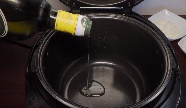 heat the slow cooker, pour the vegetable oil.