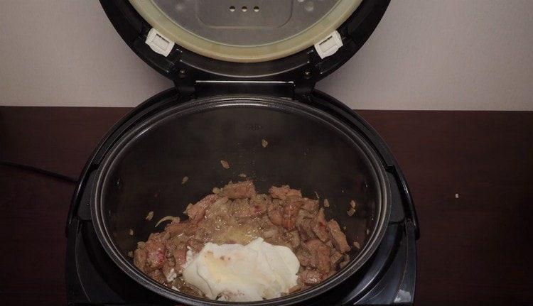 Add sour cream to the liver with onions.