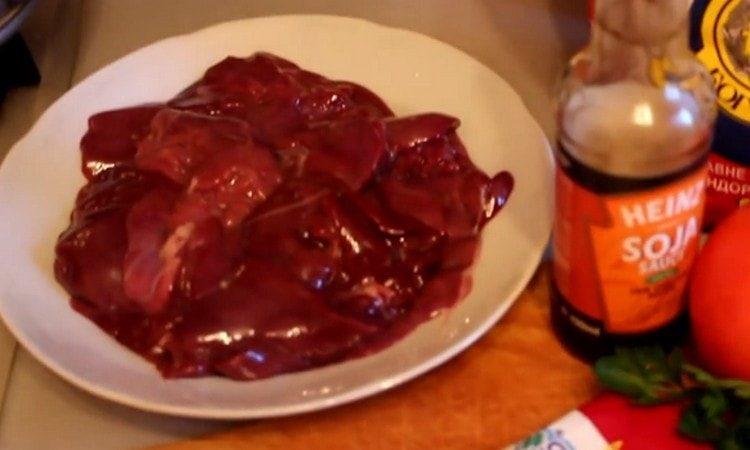 We wash the chicken liver.