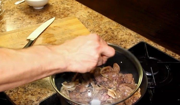 Stew the liver under the lid.