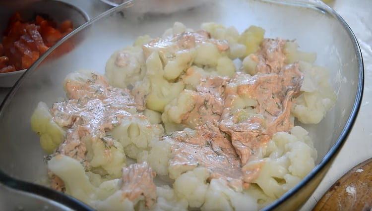 We spread cabbage in a baking dish, distribute the sauce on it.