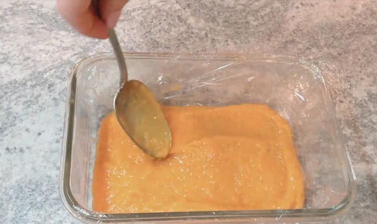 We spread the pumpkin mass in a jar, covered with cling film.