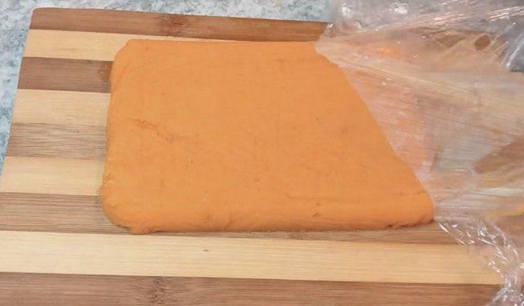 We put the frozen marmalade on the board, remove the film.