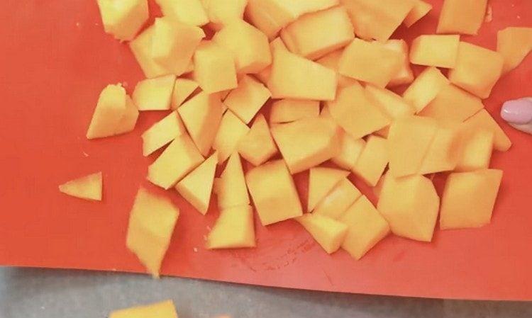 Cut the pumpkin into pieces.