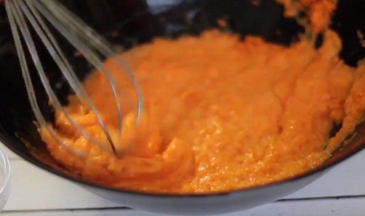 Add eggs to the pumpkin and mix the mass.