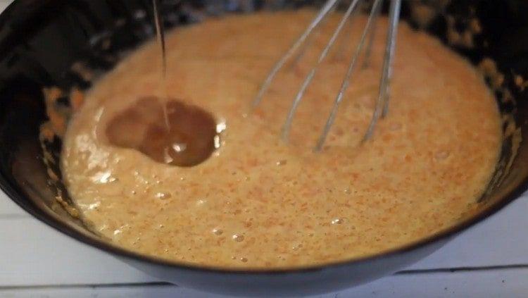 We introduce vegetable oil into the pumpkin mass.