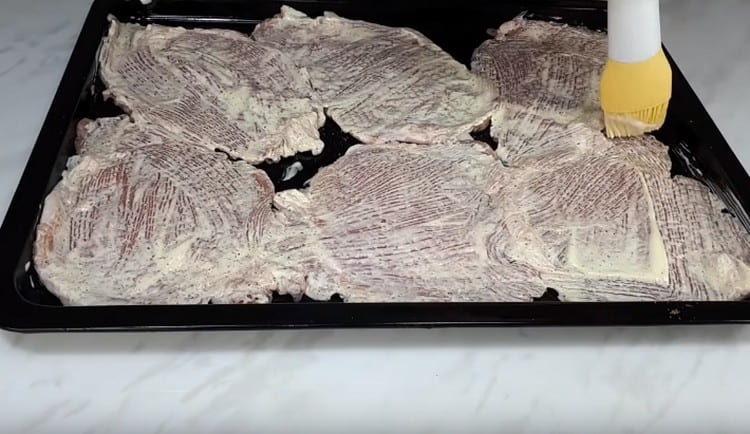 Lubricate the meat with mayonnaise.