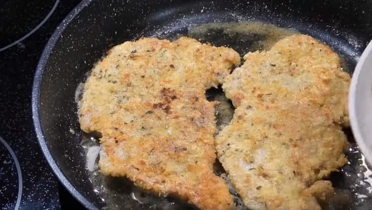 Fry pieces of meat on both sides.