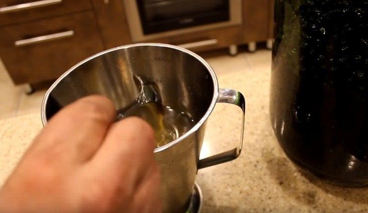 Separately, mix the remaining vodka with honey, add cloves.