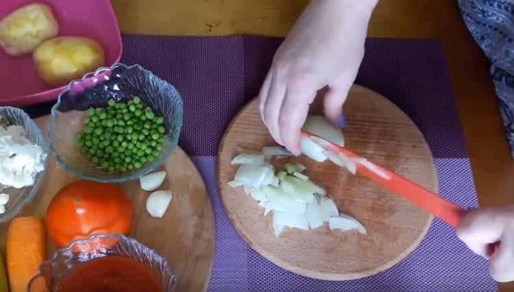 Finely chop the onions.