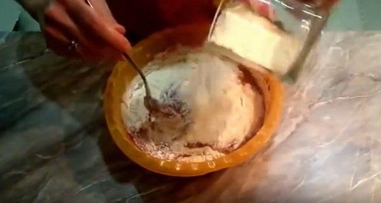 We introduce flour into the dough and bring it to homogeneity.