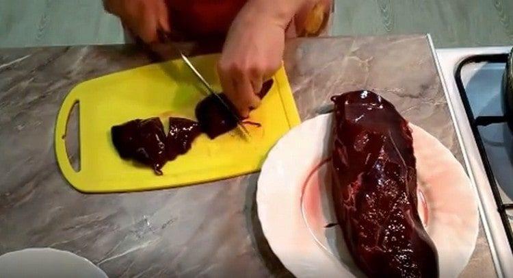 Cut the liver into pieces.