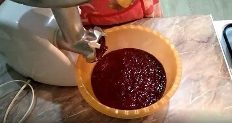 Pass the liver through a meat grinder.